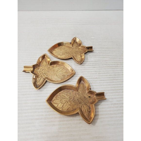 Vintage small etched brass leaf ashtray- aged - set of three - Picture 8 of 10